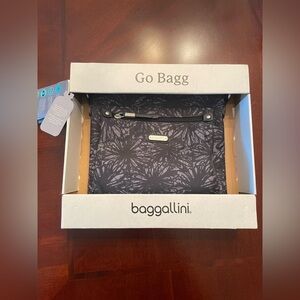 NWT Baggallini Patterned Crossbody Bag with Removable RFID Wristlet